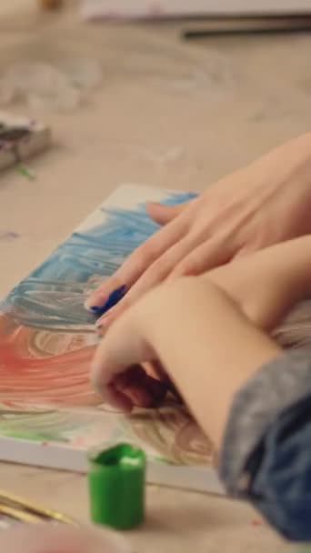 Вертикальне Відео Фарбування Пальців Дитяче Мистецтво Позашкільна Діяльність Мати Дочка — стокове відео