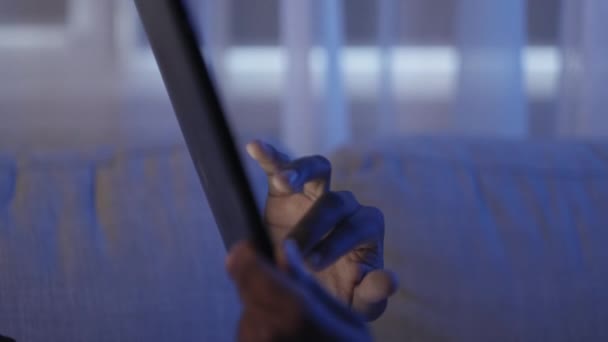 Gadget Night Online Reading Digital Leisure Closeup Male Hands Using — Video
