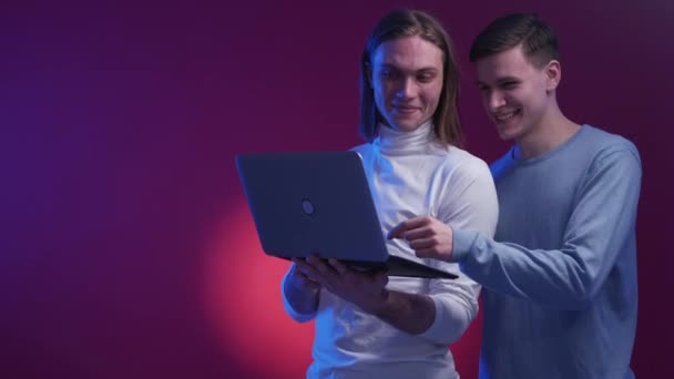Online Meeting Flirting Male Friends Virtual Life Happy Funny Men — Stock video