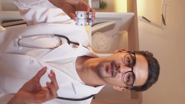 Video Vertikal Imunisasi Pencegahan Dokter Pria Konsultasi Video Pria Profesional — Stok Video