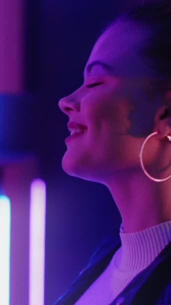 Neon Licht Feestje Dansende Vrouw Genieten Van Het Leven Gelukkige — Stockvideo