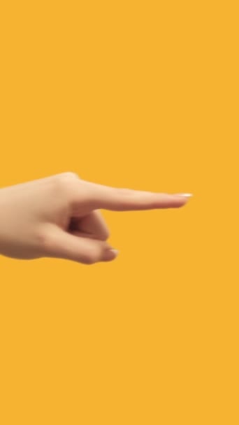 垂直录像 手指指向下一个 注意姿势显示橙色复制空间广告背景信息的女性手 — 图库视频影像