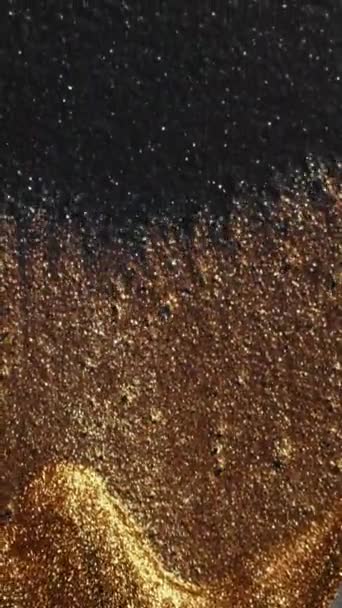垂直录像 闪光的液体 墨水波 闪耀的沙子 凹凸不平的金青铜黑色渐变颗粒纹理涂料运动抽象背景 — 图库视频影像