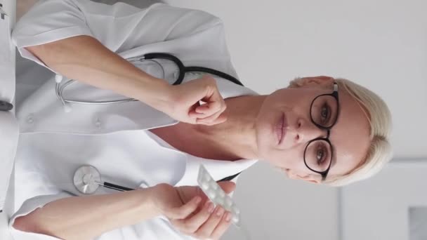Vertical People Doctor Consultation Female Practitioner Middle Aged Woman Spectacles — Wideo stockowe