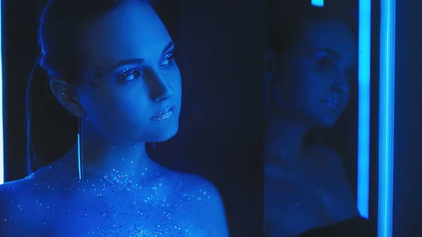 Neon Girl Sparkling Makeup Futuristic Beauty Night Portrait Blue Color — Stock fotografie