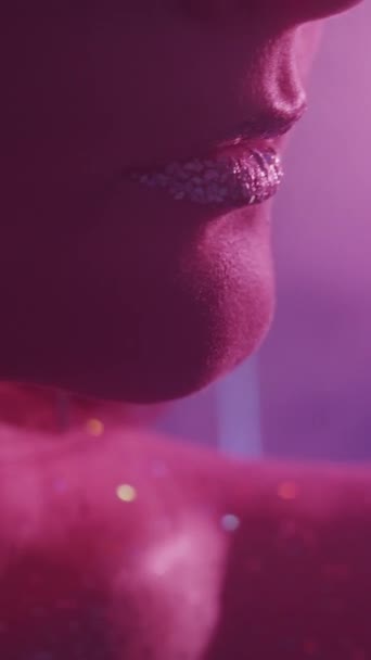 垂直录像 霓虹灯的美丽彩妆 魅力的艺术 亮晶晶皮肤金属银唇粉红肤色女性的特写 — 图库视频影像