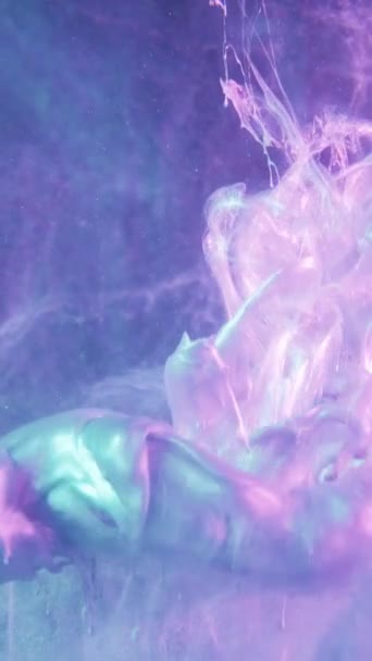 垂直ビデオ ペイントショット インクの水 フームの質感 青ピンク紫ネオンカラー光沢のある光沢のある液滴の動きフロスト面の抽象的な背景 — ストック動画