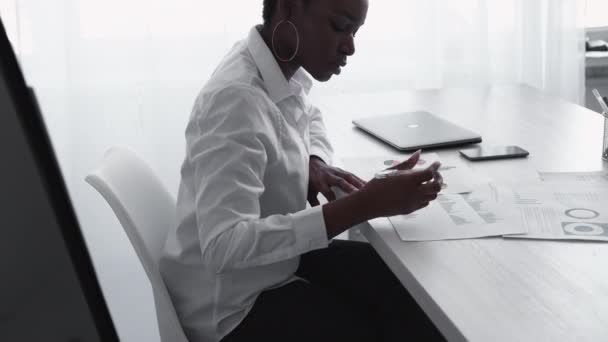 市场分析 统计研究 投资风险 战略计划 聪明的女商人在浅白的办公室工作场所用图表工作 — 图库视频影像