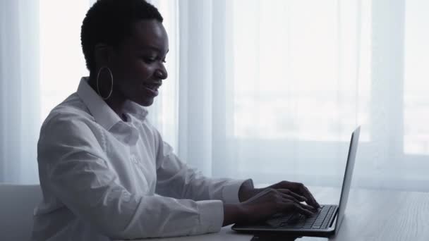 远程工作 谈生意虚拟企业通信 轻松自在的现代职场女性领导者在笔记本电脑上输入消息 — 图库视频影像