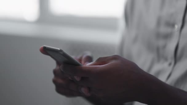 Мобильная Связь Социальные Сети Современные Технологии Неузнаваемый Человек Отправляет Смс — стоковое видео