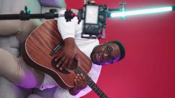 Vertical Video Music Vlog Online Tutorial Musician Man Showing Acoustic — Stockvideo