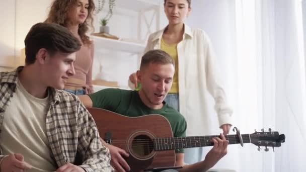 Гитарист Домашняя Встреча Учиться Музыке Неуверенный Себе Человек Пытается Играть — стоковое видео