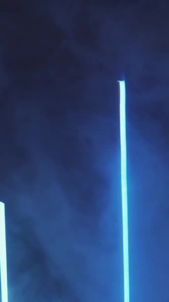 垂直ビデオ 色蒸気 ネオンライトを使用しない サイバーパンク ぼかし蛍光青灰色の霧の流れ暗い抽象的なフリースペースの背景 — ストック動画