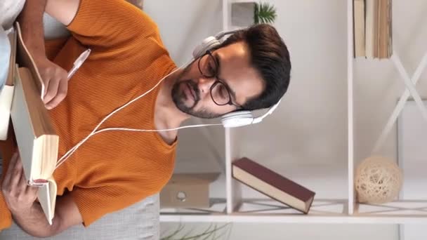 Vertical Video Foreign Courses Smart Man Audio Lesson Handsome Guy — Stock videók