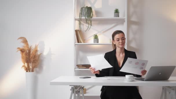 Work Inspiration Busy Woman Project Deadline Smiling Elegant Lady Checking — Stock videók