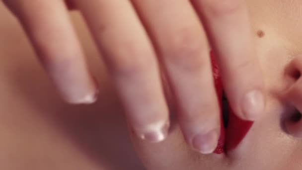 垂直ビデオ 女性の抗議 化粧をこすった 失望を後悔している 認識できない悲しいですブロンド女性Smear赤口紅とともに手 — ストック動画