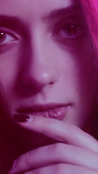 Neon Licht Schoonheid Verleidelijke Vrouw Romantische Gevoelens Sensuele Flirtende Dame — Stockvideo