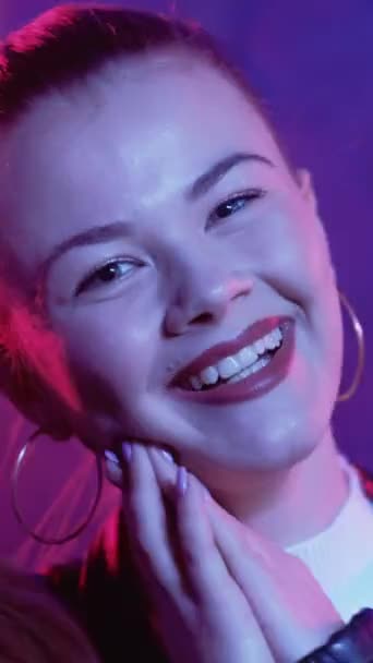 Nachtclub Party Glückliche Frau Porträt Neonlicht Amüsierte Hübsche Frauen Die — Stockvideo