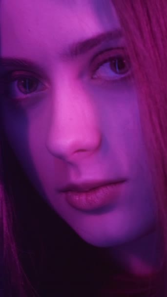 Kvinnlig Blyghet Romantiskt Utseende Neonljus Porträtt Ganska Sensuell Kvinna Med — Stockvideo