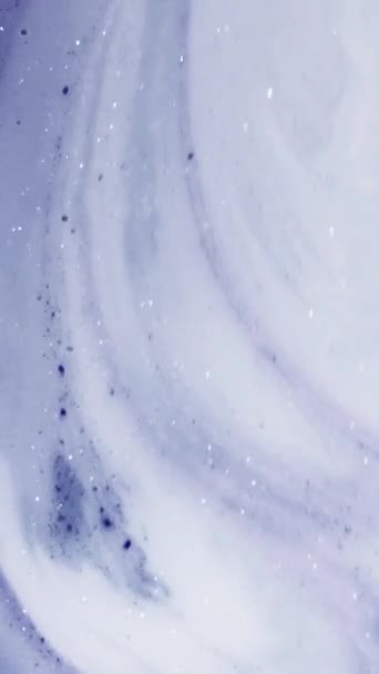 垂直ビデオ シャイな流体だ インクの流れ 雪の波 スパークリングホワイトブルーのグリッターペイントミックスモーション抽象的な背景 — ストック動画