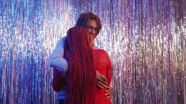 Good Date Dancing Couple New Year Celebration Winking Black Man — Wideo stockowe