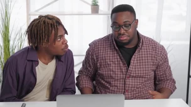 Great Result Amazed Men Online Information Happy Satisfied Black Male — Stock video