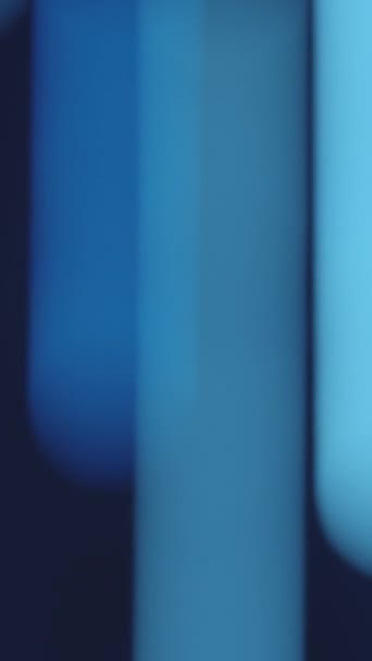 垂直ビデオ ライトフレア グロー 発光する光線が漏れます 暗い黒の抽象的なフリースペースの背景にある青の色のネオンのフリック — ストック動画