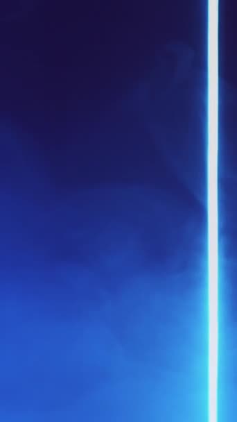 Вертикальное Видео Разряженный Лазерный Луч Неоновая Дымка Флуоресцентные Лучи Размытый — стоковое видео