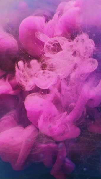 垂直ビデオ 煙が出る インクの水 幻想的な爆発 ピンクブルーペイント流体スプラッシュ蒸気雲の動きアート抽象的な背景 — ストック動画