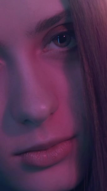 Vrouwelijke Schoonheid Magische Blik Neon Licht Portret Schattige Sensuele Vrouw — Stockvideo
