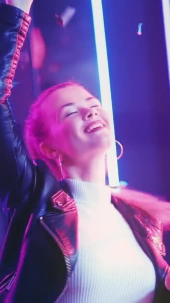 Neon Lichte Vrouw Geniet Van Het Dansen Gelukkig Feest Geïnspireerd — Stockvideo