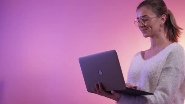 Online Work Smart Woman Neon Light Portrait Happy Lady Typing — стоковое видео