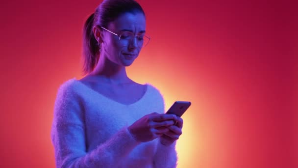 Mobile Chatting Displeased Woman Neon Light Portrait Skeptic Gloomy Female — Stockvideo