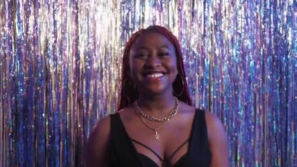 お祭り騒ぎだ 幸せな黒人女性だ パーティーのインスピレーション 喜びの女性笑顔広く上のシルバーカスケードカーテン背景動き閉じる — ストック動画