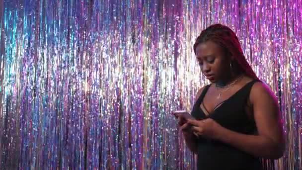 Par Problemer Online Forbindelse Festmøde Vred Sort Kvinde Skrive Smartphone – Stock-video