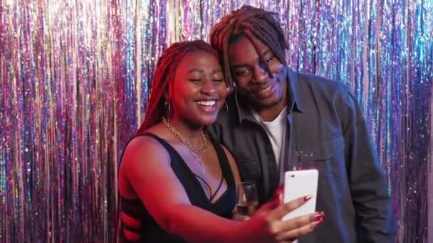 Mobile Greeting Beloved Couple Festive Celebration Joyful Black Man Woman — Αρχείο Βίντεο