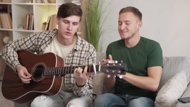 Home Leisure Male Musicians Close Friendship Happy Inspired Man Playing — Video