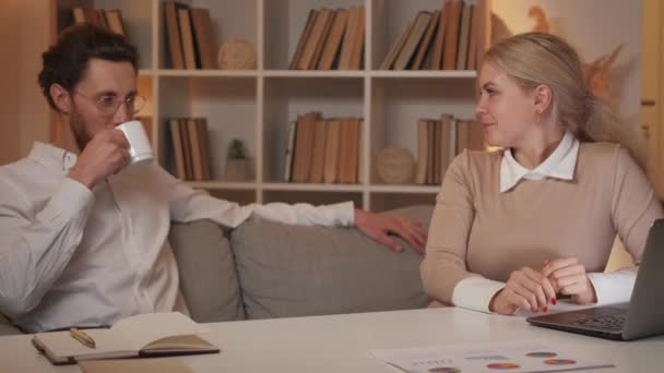 Office Talk Happy Colleagues Work Break Inspired Woman Showing Information — Video Stock