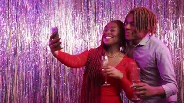 Мобільне Привітання Люба Пара Святкування Вечірки Радісний Чорний Чоловік Жінка — стокове відео