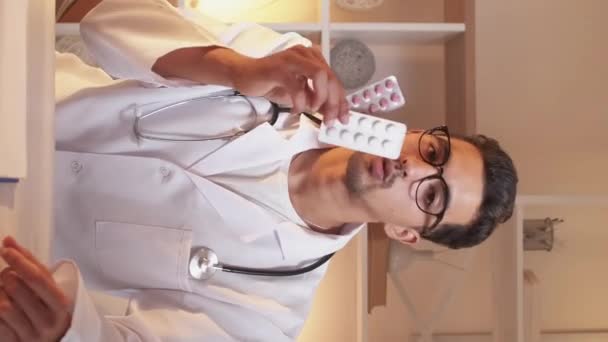 Video Vertikal Obat Yang Salah Dokter Pria Konsultasi Online Profesional — Stok Video