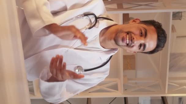 Video Vertikal Bravo Tepuk Tangan Dokter Pria Konferensi Online Pria — Stok Video