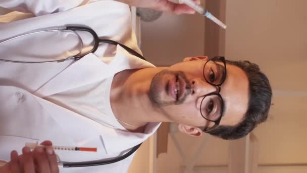 Video Vertikal Dukungan Medis Dokter Pria Konsultasi Video Pria Profesional — Stok Video