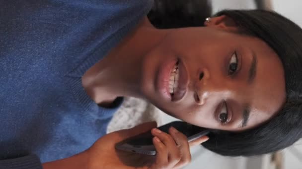 Vertical Video Mobile Connection Pretty Woman Digital Communication Millennial Female — Stock videók