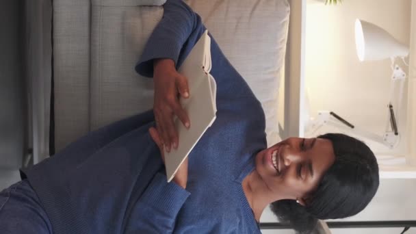 Vertical Video Enjoying Reading Pretty Woman Home Leisure Happy Lady — Αρχείο Βίντεο