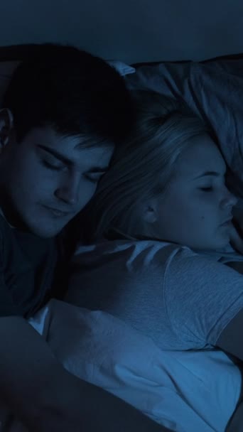 Spící Pár Noční Odpočinek Šťastné Manželství Harmonie Vztahů Klidný Muž — Stock video