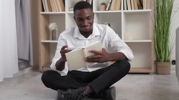 Employee Education Business Reading Book Leisure Happy Man Executive Enjoying — Vídeo de Stock