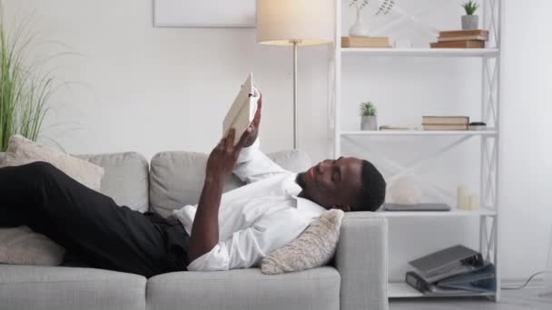 Книжка Розслабляється Офісне Дозвілля Читання Відпочинку Щасливий Мирний Чоловік Відпочиває — стокове відео