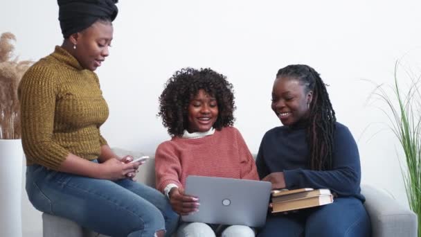 Online Education Female Students Study Together Inspired Black Women Searching — Αρχείο Βίντεο