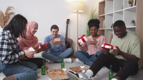 Holiday Party Happy Friends Present Exchange Positive International Men Women — Αρχείο Βίντεο