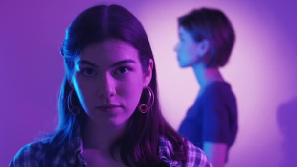 Venner Problem Kvindeligt Par Neon Lys Portræt Frustreret Trist Kvinde – Stock-video